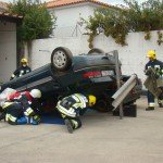 The Bombeiros assess the scene and check the condition of the driver